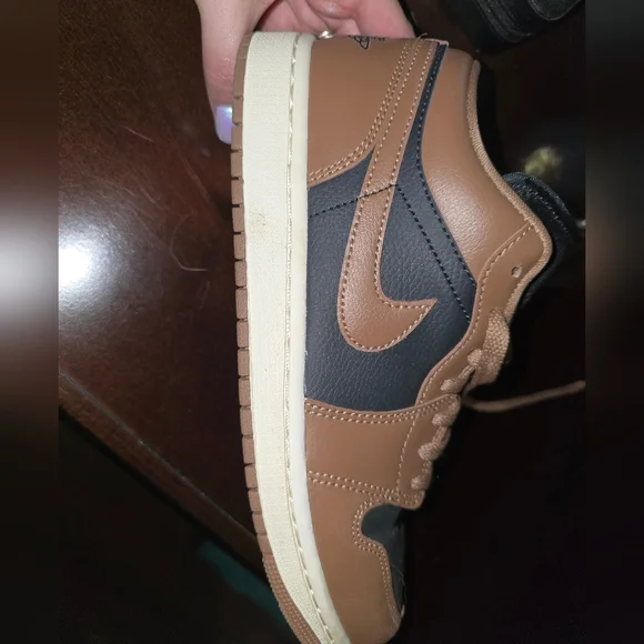 Jordan Woman's Black and Brown Sneakers - Picture 2 of 4
